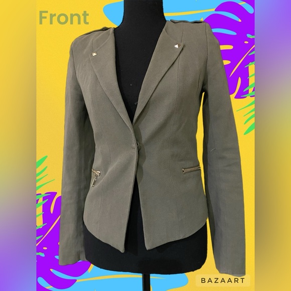 H & M  blazer 
Long sleeve- 2 side pockets 
Size 4 
EUR 34
160/80A
96% ALGODÓN - Picture 3 of 16